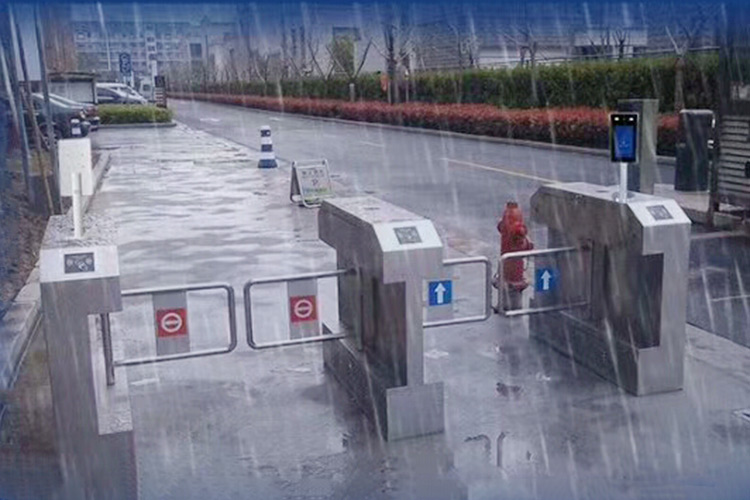 惠順科技人行通道在雨中(zhōng)可正常運轉