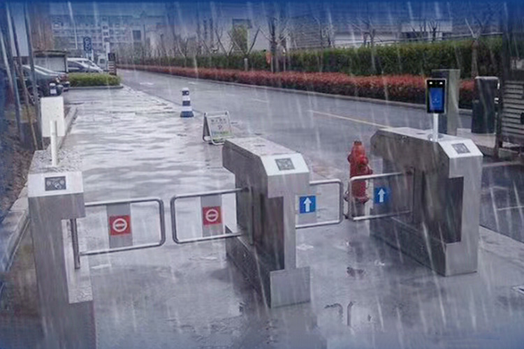 clip_image001.jpg 惠順科(kē)技(jì )人行通道在雨中(zhōng)可(kě)正常運轉
